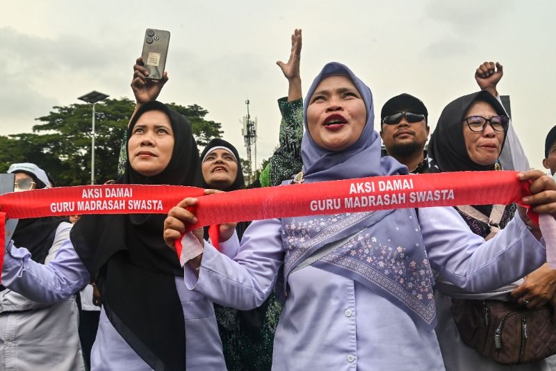 Demo Guru Swasta Pecah di DPR, Ribuan Guru Tuntut Kesetaraan untuk Masuk PPPK 2026